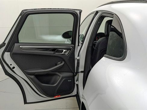 Used 2022 Porsche Macan image 40