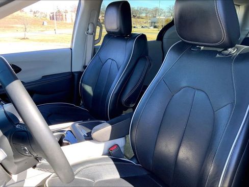 Used 2023 Chrysler Pacifica Limited FWD image 9