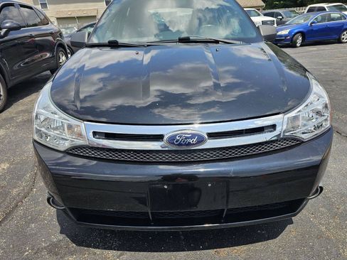 Used 2011 Ford Focus SE FWD image 2