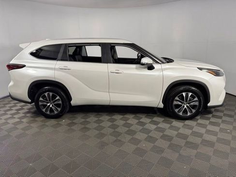 Used 2025 Toyota Highlander XLE FWD image 10