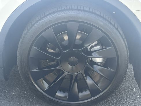 Used 2024 Tesla Model Y Long Range image 35