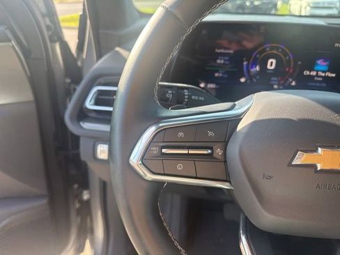 Used 2025 Chevrolet Traverse LT FWD image 16