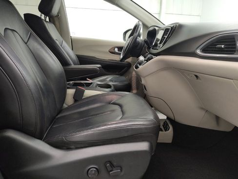 Used 2018 Chrysler Pacifica Touring-L Plus w/ Advanced Safetytec Group FWD image 21