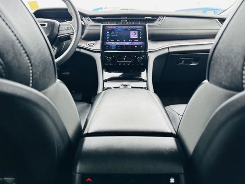 Used 2023 Jeep Grand Cherokee L Limited w/ Black Appearance Package image 28