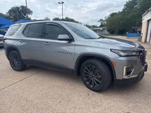 Used 2023 Chevrolet Traverse RS image 3