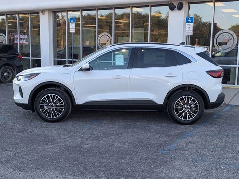 New 2026 Ford Escape SE w/ Class II Trailer Tow Package FWD image 8