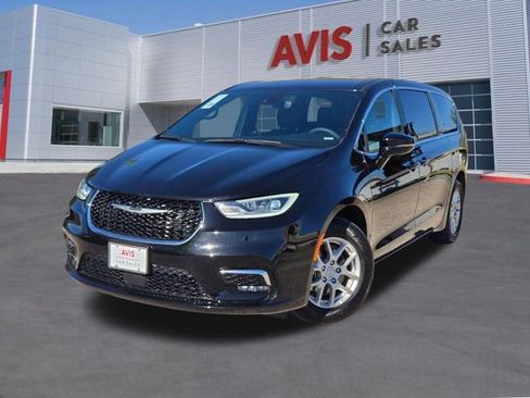 Used 2025 Chrysler Pacifica Select image 1