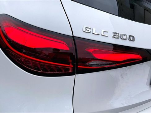 Used 2025 Mercedes-Benz GLC 300 4MATIC image 32