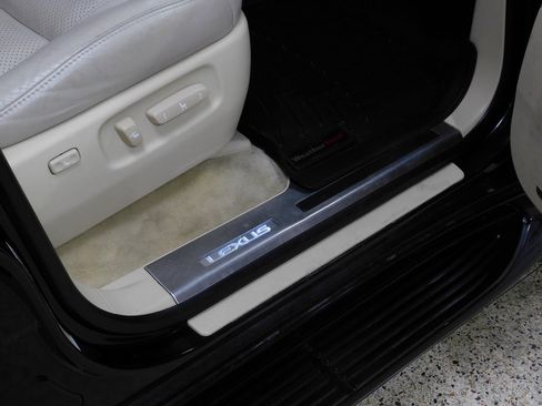 Used 2013 Lexus LX 570 4WD w/ Luxury Pkg w/Pre-crash image 94