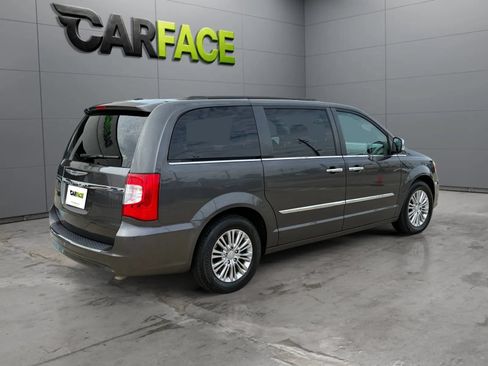 Used 2016 Chrysler Town & Country Touring-L w/ Driver Convenience Group FWD image 12
