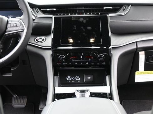 New 2025 Jeep Grand Cherokee Laredo X w/ Luxury Tech Group I image 25