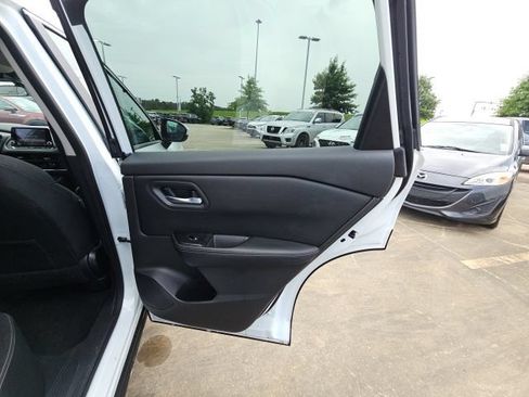 Used 2025 Nissan Rogue SV FWD image 16