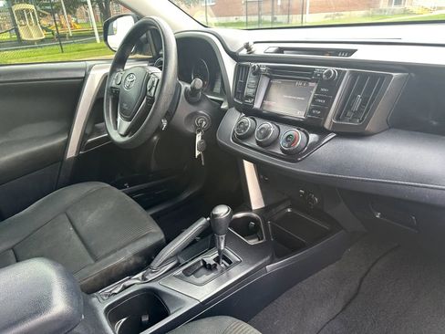 Used 2018 Toyota RAV4 LE FWD image 24