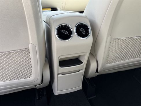 Used 2025 Mercedes-Benz GLB 250 4MATIC image 32