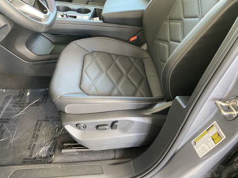 Certified 2025 Volkswagen Atlas SE AWD/4WD image 12