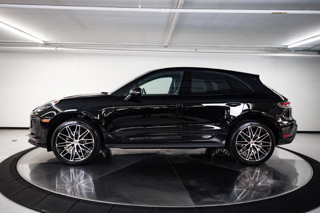 Certified 2023 Porsche Macan AWD/4WD image 2