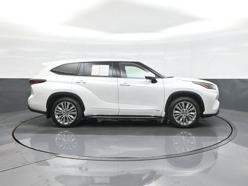 Certified 2025 Toyota Highlander Platinum AWD/4WD image 10