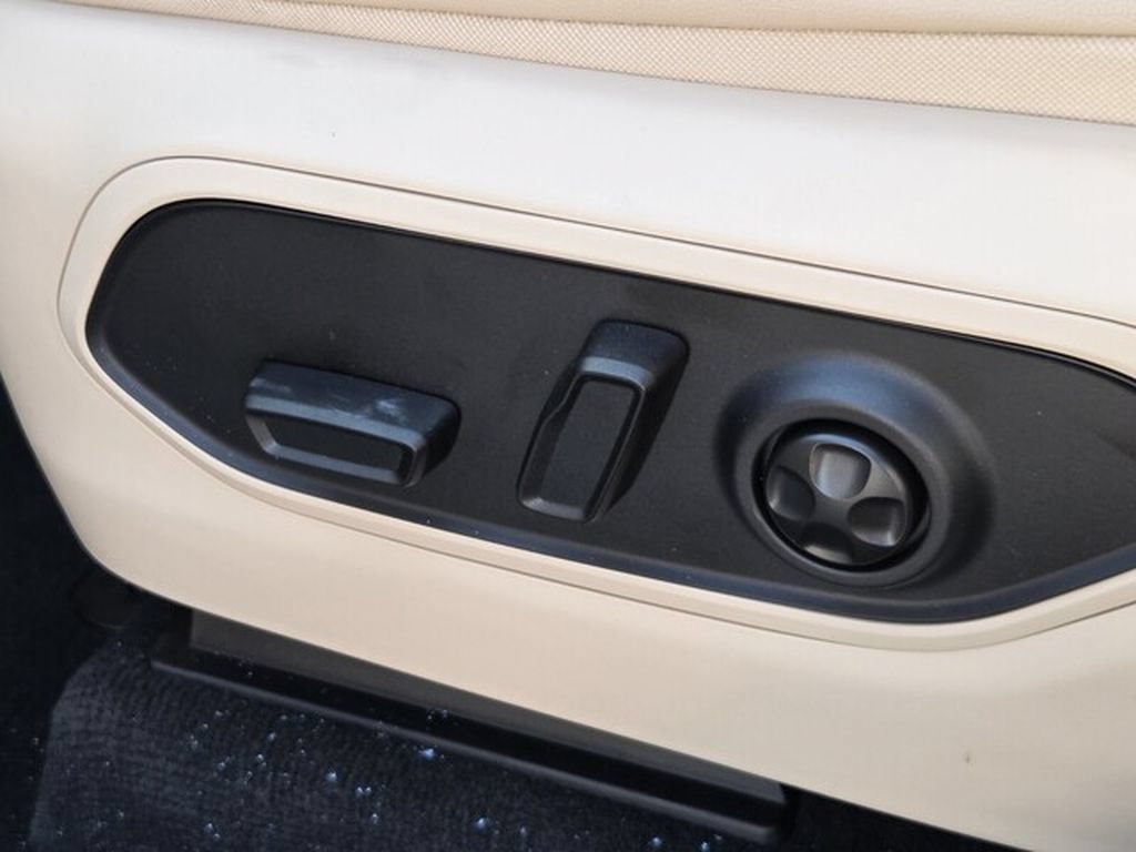 New 2027 Jeep Grand Cherokee Limited RWD image 17