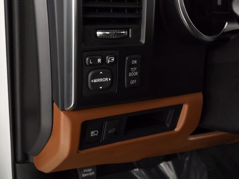 Used 2018 Toyota Sequoia Platinum image 39