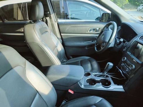 Used 2019 Ford Explorer XLT w/ Equipment Group 202A FWD image 4