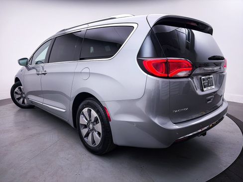 Used 2020 Chrysler Pacifica Limited w/ Advanced Safetytec Group FWD image 2