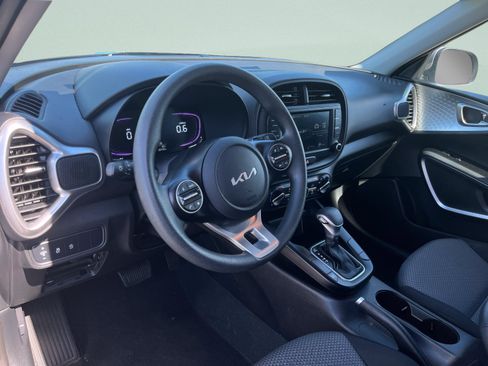 Used 2025 Kia Soul LX w/ LX Technology Package FWD image 16
