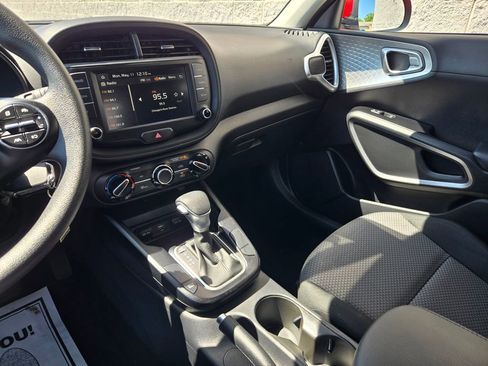 Used 2025 Kia Soul LX w/ LX Technology Package FWD image 22