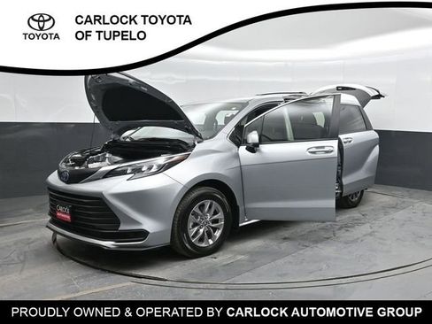 Used 2025 Toyota Sienna LE image 51