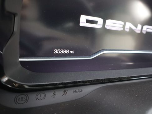 Used 2022 GMC Yukon XL Denali AWD/4WD image 3