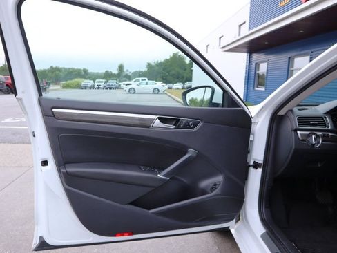Used 2017 Volkswagen Passat 1.8T SE FWD image 15