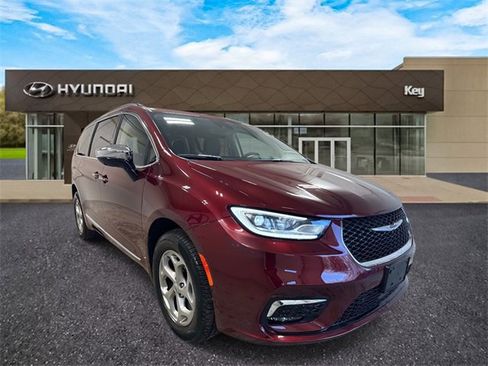 Used 2023 Chrysler Pacifica Limited image 3