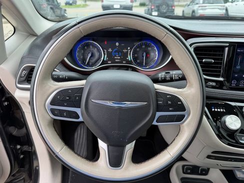 Used 2018 Chrysler Pacifica Limited w/ Tire & Wheel Group FWD image 14