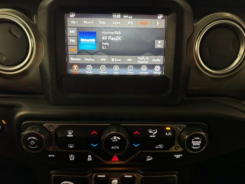 Used 2018 Jeep Wrangler Unlimited Sahara AWD/4WD image 25
