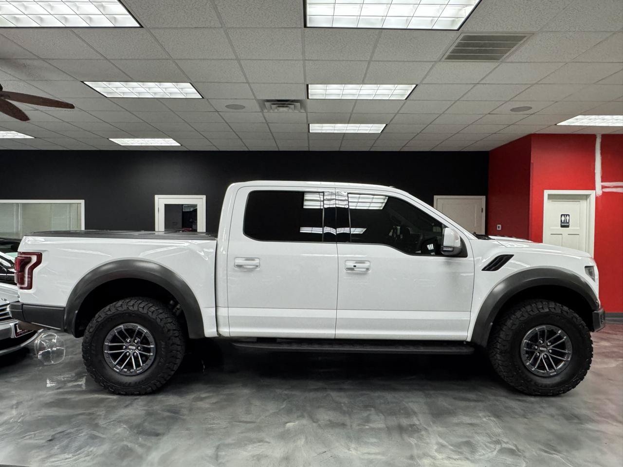 Used 2017 Ford F150 Raptor w/ Equipment Group 802A Luxury AWD/4WD image 8