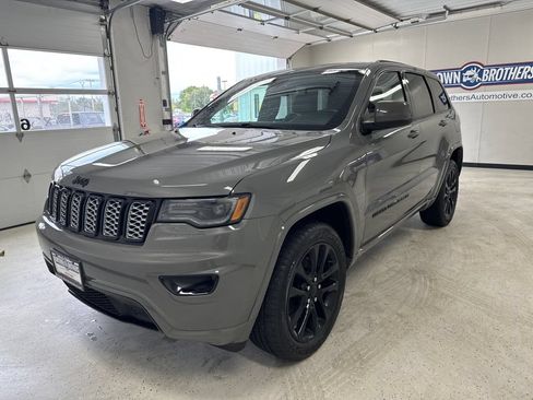 Used 2022 Jeep Grand Cherokee Laredo X AWD/4WD image 2