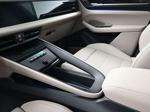 Used 2025 Porsche Macan 4 Electric image 21