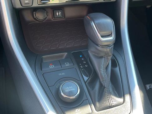 Used 2019 Toyota RAV4 Limited image 12