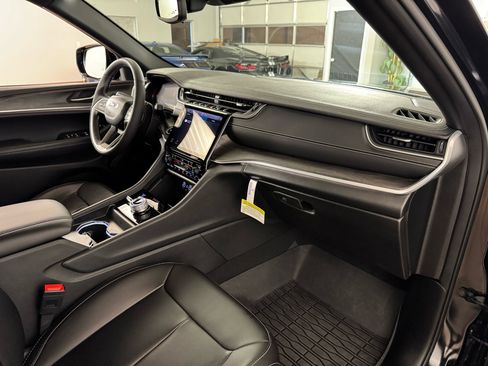 Used 2024 Jeep Grand Cherokee Limited image 40