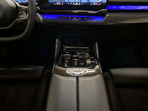 Used 2025 BMW i5 eDrive40i image 14