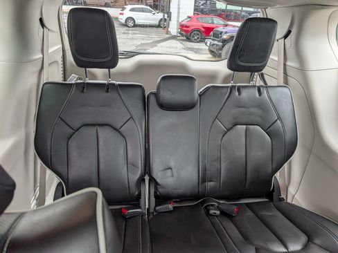 Used 2023 Chrysler Pacifica Limited w/ Uconnect Theater Family Group FWD image 13