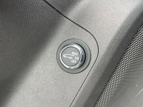 Used 2023 GMC Acadia SLE w/ Driver Convenience Package image 31