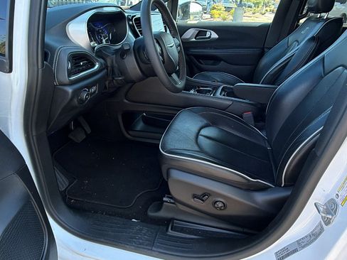Used 2025 Chrysler Pacifica Limited FWD image 17
