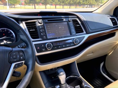 Used 2017 Toyota Highlander Limited Platinum w/ Carpet Mat Package image 7