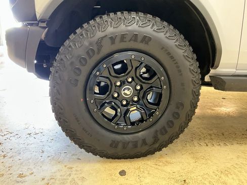 Used 2023 Ford Bronco Wildtrak image 18