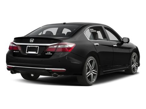 Used 2017 Honda Accord Touring image 2