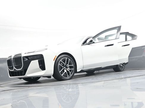 Used 2024 BMW 740i xDrive AWD/4WD image 39