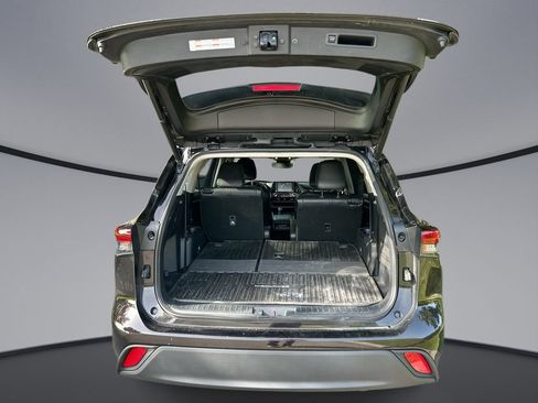 Used 2022 Toyota Highlander XLE FWD image 30