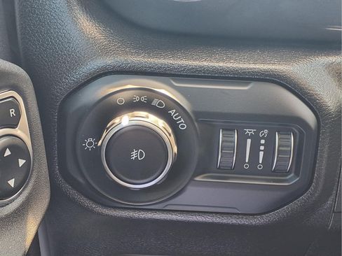 Used 2022 Jeep Wrangler Unlimited Sahara AWD/4WD image 19