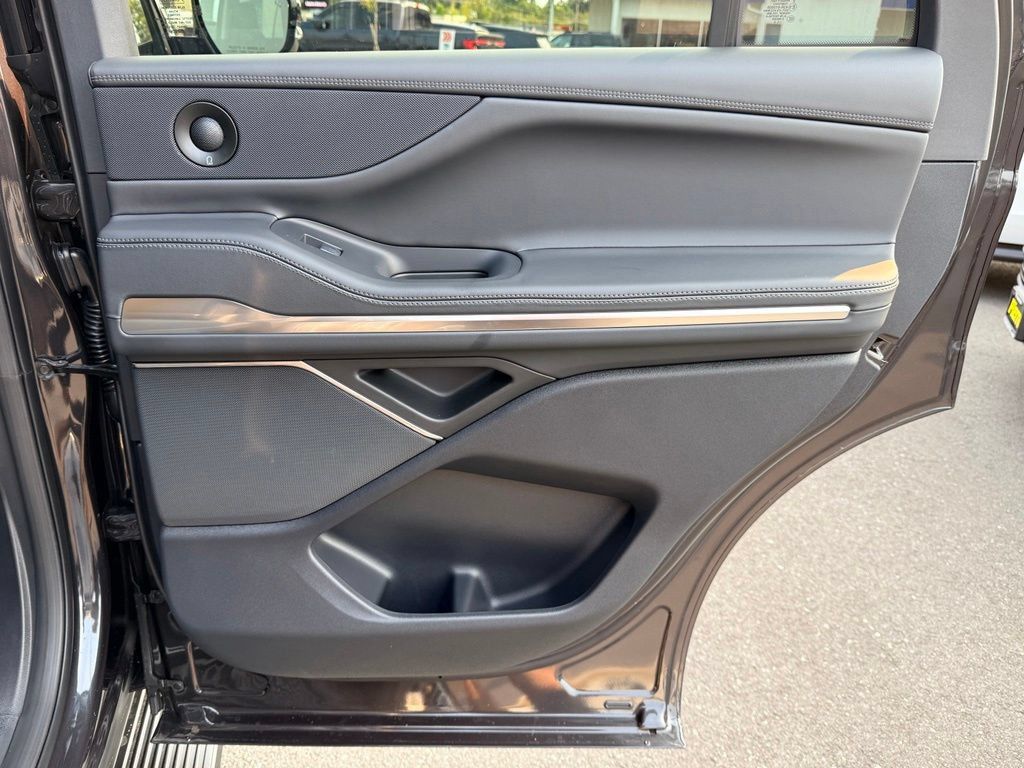 New 2027 Lincoln Navigator Premiere AWD/4WD image 31