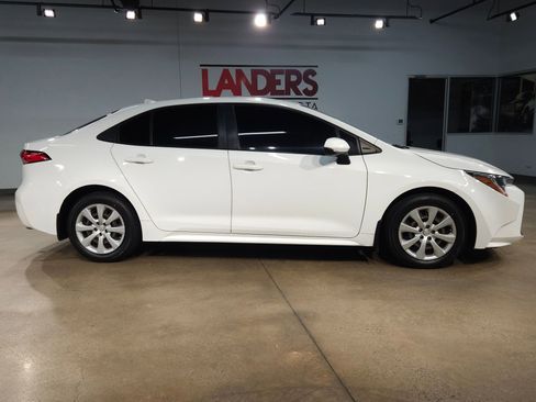 Used 2022 Toyota Corolla LE FWD image 8